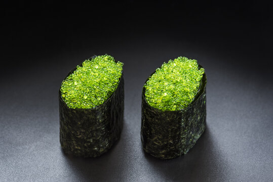 绿蟹籽卷寿司