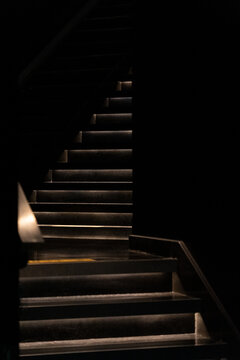 黑暗中的阶梯