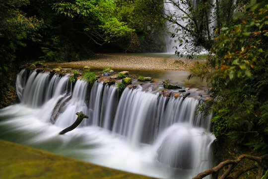 山间流水