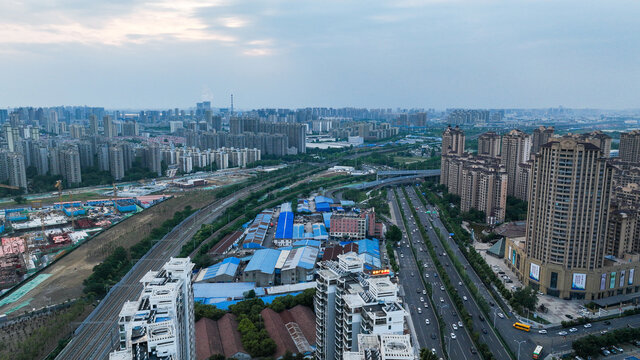 航拍城市和铁路