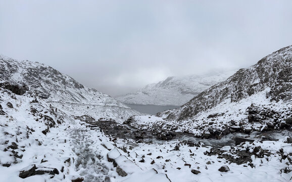 英国雪墩山国家公园雪后山景