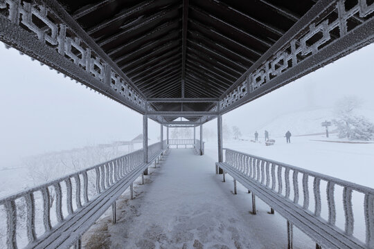 公园长廊雪景