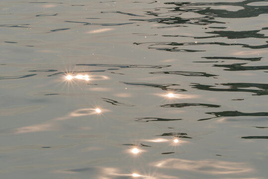 杭州西湖夕阳下的浮光跃金