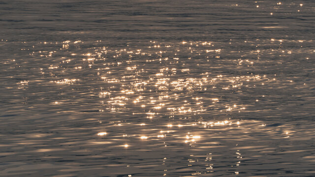 杭州西湖湖面上的浮光跃金