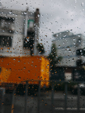 窗外的雨景