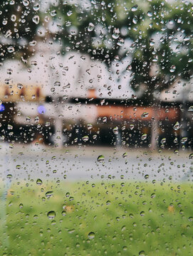 窗外的雨景