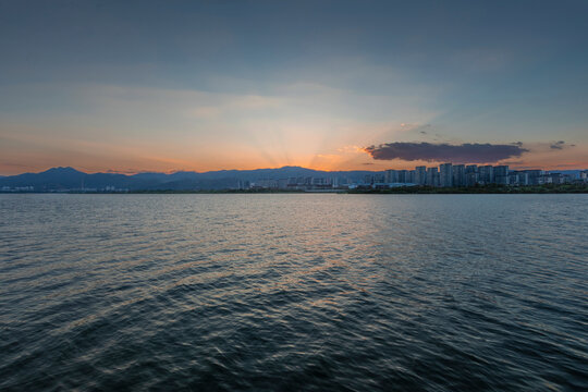 云南昆明滇池日落晚霞城市风景