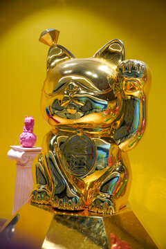 一只金色的猫的雕像