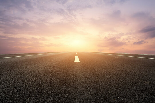 夏日余晖下的高速公路天际线