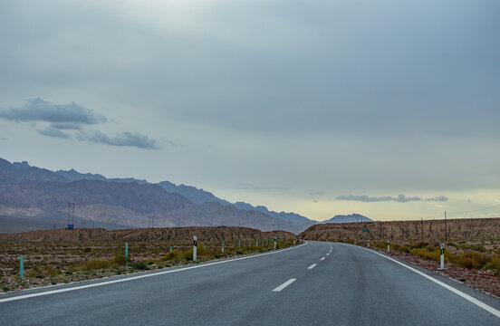 戈壁道路