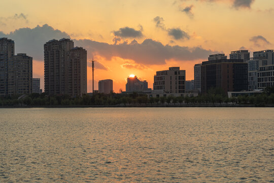 城市江边黄昏日落