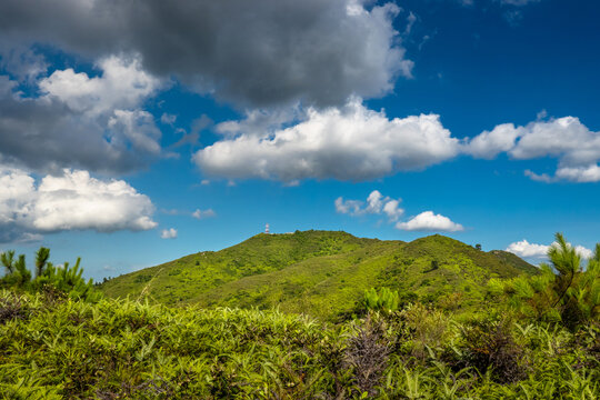 蓝天白云山野绿地