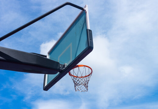 室外篮球场的篮球架