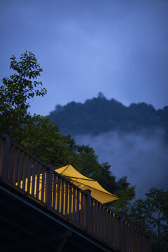 夜晚山间灯火和远山云雾