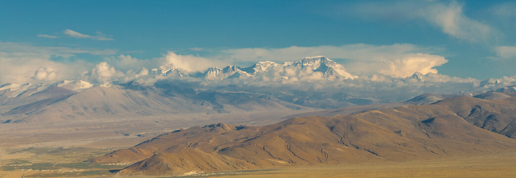 西藏岗萨古堡雪山