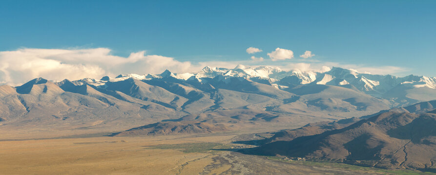 西藏岗萨古堡雪山