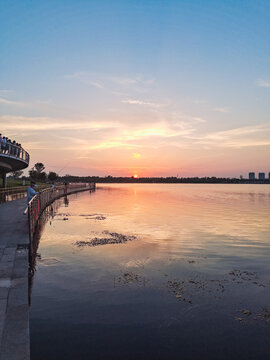 夕阳湖泊