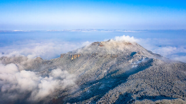 雪山山脉云海雾凇雪景风光航拍