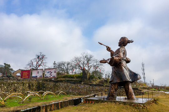 仙华山景区登高村神笔马良雕像