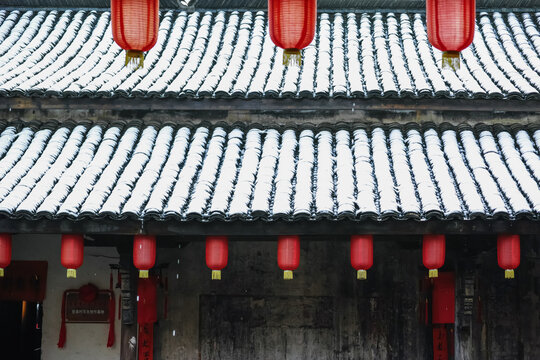 浦江登高村古建筑红灯笼雪景