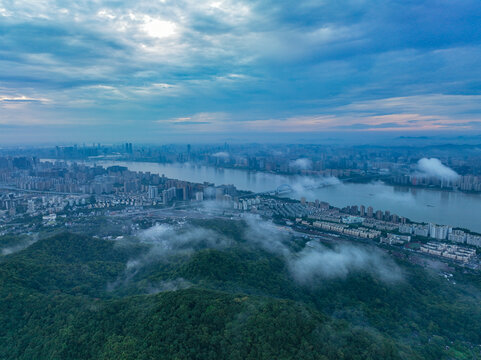 航拍云海下的杭州城市风光