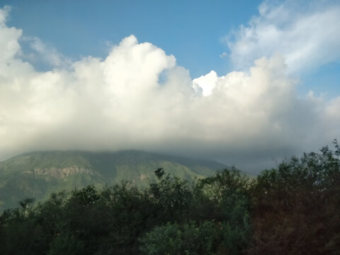 高山云朵蓝天白云自然风光背景