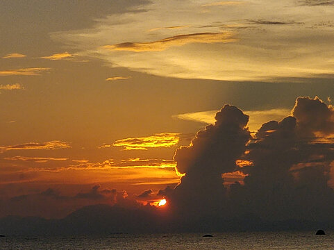 海边夕阳落日余晖黄色色背景