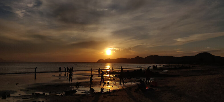 海边黄昏夕阳落日余晖背景