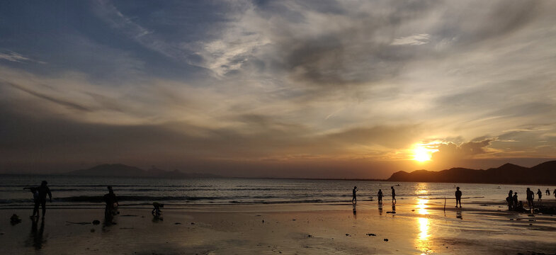 海边夕阳落日余晖背景