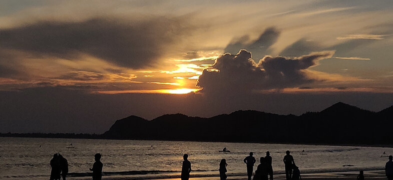 海边夕阳落日余晖背景