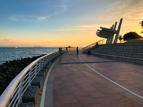 夕阳下的深圳南澳月亮湾公园