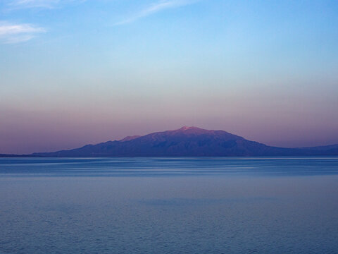 夕阳西下时候的海平面和岛屿