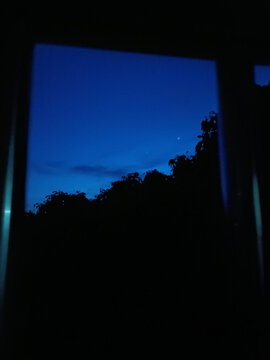 窗外的月