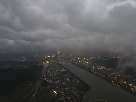 大雾云下的城市都市夜景和河流