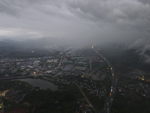 大雾云下的城市建筑公路和河流