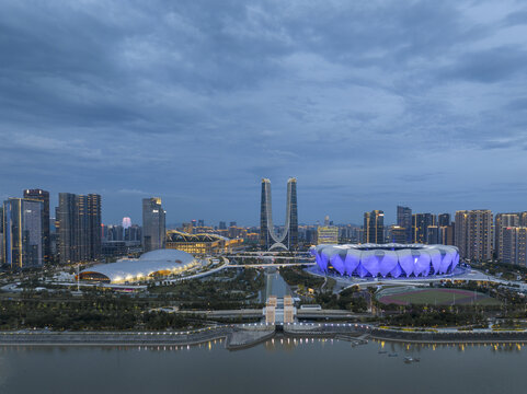 杭州奥体中心体育馆夜景