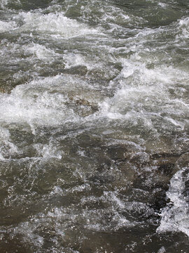 波涛汹涌的溪流河道风光