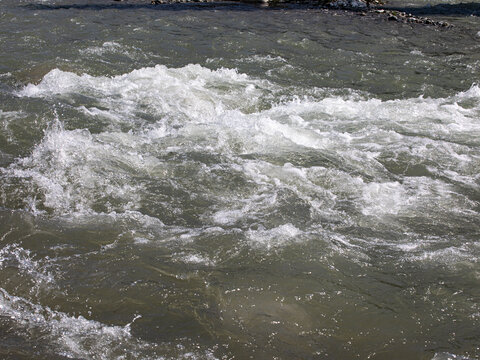 波涛汹涌的溪流河道风光