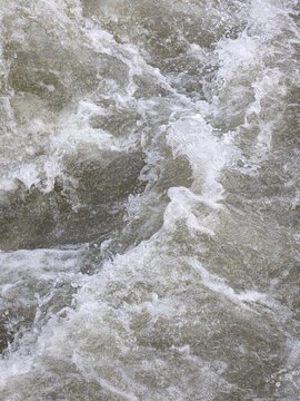 波涛汹涌的溪流河道风光