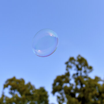 飘在空中的彩色泡沫