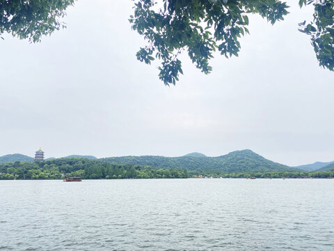 天空与湖面