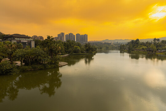 夕阳湖景