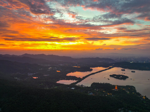日落下的杭州西湖与晚霞