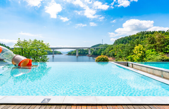 室外湖景泳池