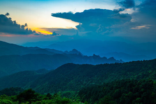 群山连绵落日黄昏风景