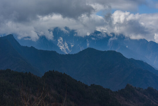 群山峻岭