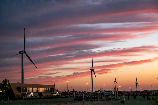 夕阳下的风车群