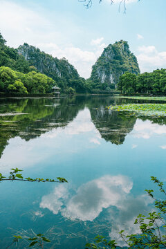 蓝天白云绿水青山倒影