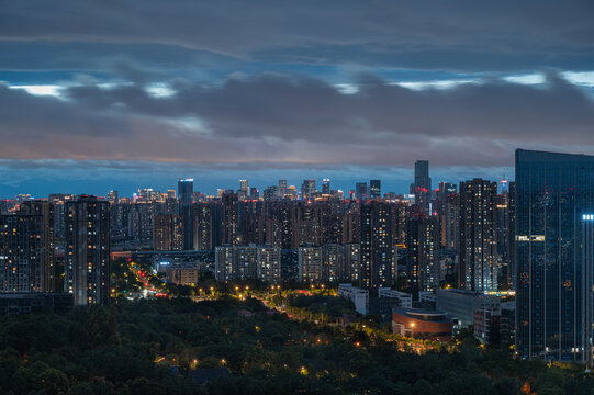 成都暴雨乌云灯火居住建筑照明