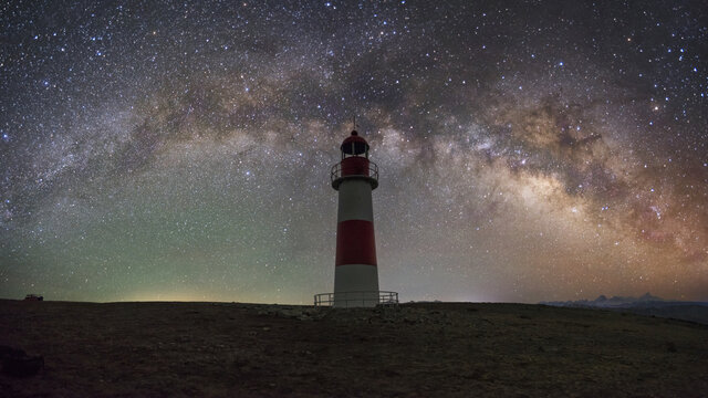 星空银河拱桥灯塔川西天空之城